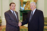 Президент РФ Борис Ельцин и бывший командарм Александр Лебедь во время встречи, 1996 год
