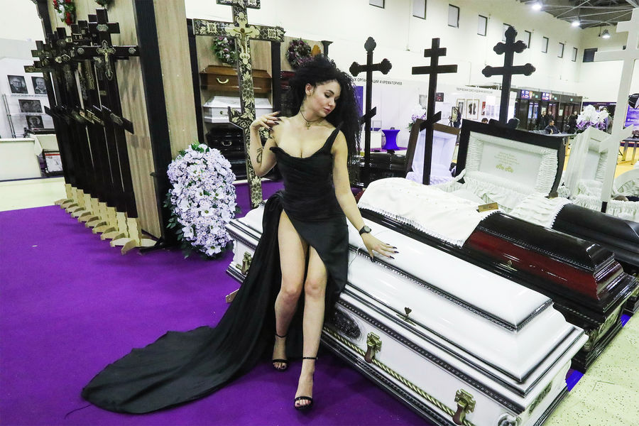 Клиент всегда мертв: как прошла выставка похоронщиков в Москве