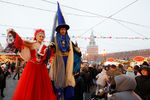 Артисты и посетители на ярмарке на Красной площади в Москве, декабрь 2021 года