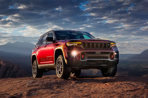 Российская премьера Jeep Grand Cherokee пятого поколения ожидается в конце лета. За свою почти тридцатилетнею историю (первый Grand Cherokee был выпущен в апреле 1992 года), внедорожник будет доступен как в пяти, так и в семиместном исполнении с дополнительным третьим рядом сидений. Пневмоподвеска позволяет увеличить клиренс автомобиля до 28 см, а внедорожная версия Trail Rated Overland 4х4, включающая в себя стальную защиту днища, задний дифференциал повышенного трения и «» шины, позволяет преодолевать броды глубиной более 60 см. Jeep Grand Cherokee будет предложен с двумя бензиновыми моторами: 291-сильным V6 объемом 3,6 литра, и 5,7-литровым V8 мощностью 362 лошадиных силы.