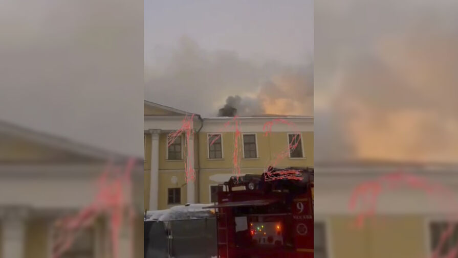 Пожарный попал под обрушение перекрытий при тушении пожара в усадьбе в центре Москвы