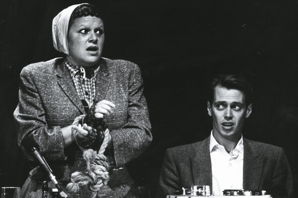 Актеры Пейтон Смит и Стив Бушеми в&nbsp;спектакле «Дорога к&nbsp;бессмертию (часть 2)» в&nbsp;театре Черч-Хилл в&nbsp;Эдинбурге, 1986&nbsp;год