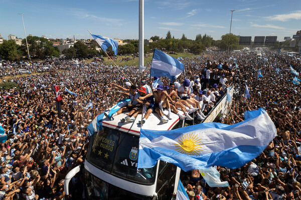 Аргентинская сборная проезжает на&nbsp;автобусе через&nbsp;толпу во время чемпионского парада в&nbsp;Буэнос-Айресе, 20&nbsp;декабря 2022&nbsp;года
