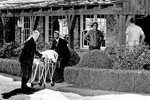 Тело Шэрон Тейт выносят из дома на Сьело-драйв в Лос-Анджелесе, где она была убита членами секты Чарльза Мэнсона, 9 августа 1969 года
