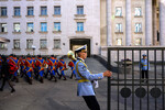 Почетный караул возвращается в здание правительства после церемонии приветствия президента Монголии Ухнаагийна Хурэлсуха и папы Римского Франциска в Улан-Баторе, Монголия, 2 сентября 2023 года