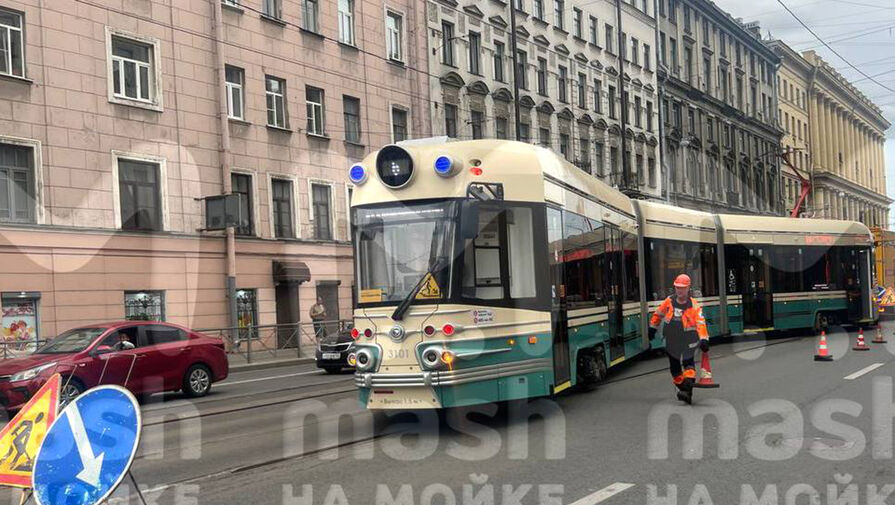 В Петербурге инновационный ретро-трамвай с пассажирами сошел с рельсов