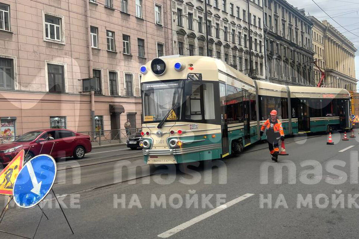 В Петербурге инновационный ретро-трамвай с пассажирами сошел с рельсов -  Газета.Ru | Новости