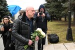 Певец Денис Майданов на церемонии прощания с певцом Владимиром Левкиным на Троекуровском кладбище в Москве, 19 ноября 2024 года