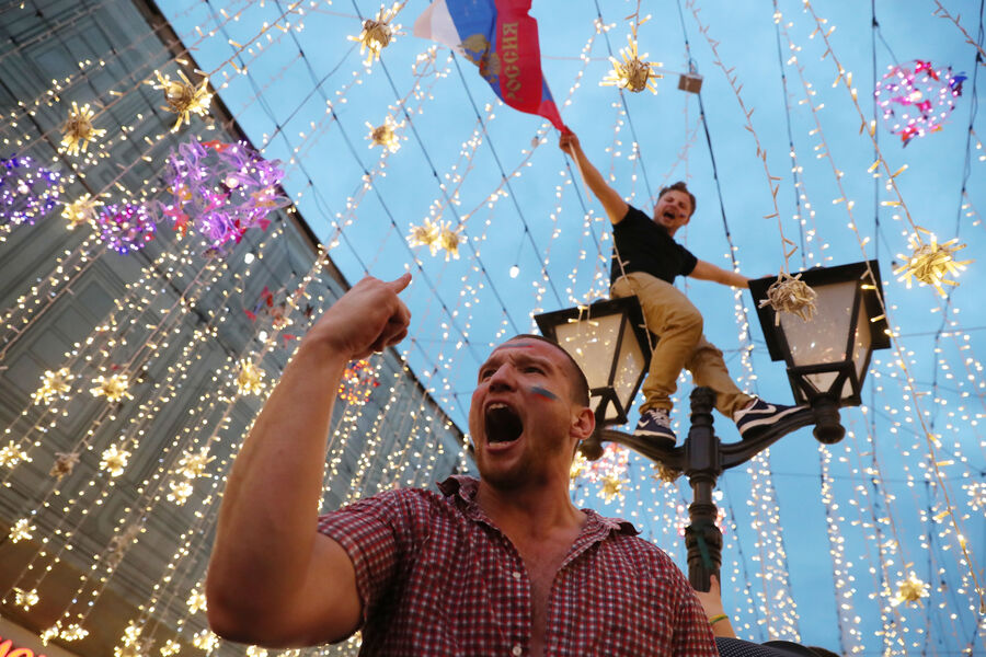 Болельщики празднуют победу сборной России в&nbsp;матче 1/8 финала ЧМ-2018 по&nbsp;футболу между&nbsp;сборными Испании и России, Москва, 1&nbsp;июля 2018&nbsp;года