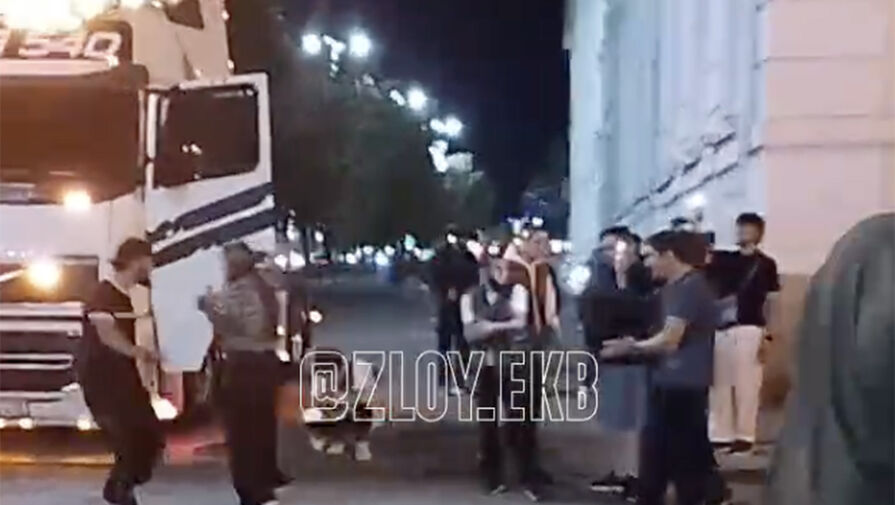 Видео: дальнобойщики станцевали лезгинку в центре Екатеринбурга, перекрыв проезд