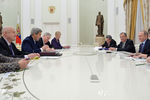 Президент России Владимир Путин (второй справа) и государственный секретарь Соединенных Штатов Америки Джон Керри (третий слева) во время встречи в Кремле