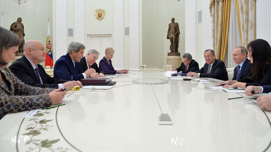Президент России Владимир Путин (второй справа) и государственный секретарь Соединенных Штатов Америки Джон Керри (третий слева) во время встречи в&nbsp;Кремле